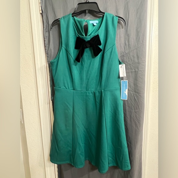 Draper James Dresses & Skirts - NWT Draper James Emerald women’s sleevless lined Dress with Velvet Bow size L